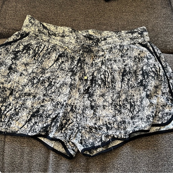 2 pairs ladies shorts- 1- black & white: 1 green & blue - Picture 7 of 7